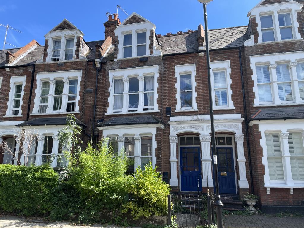 Lot: 156 - VACANT THREE-BEDROOM FLAT - Outside image of Victorian house with arranged as flats